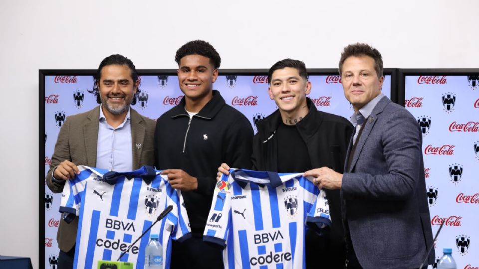 ‘Tato’ Noriega (izq.) junto a Gerardo Arteaga y Tony Leone durante su presentación como Rayados.