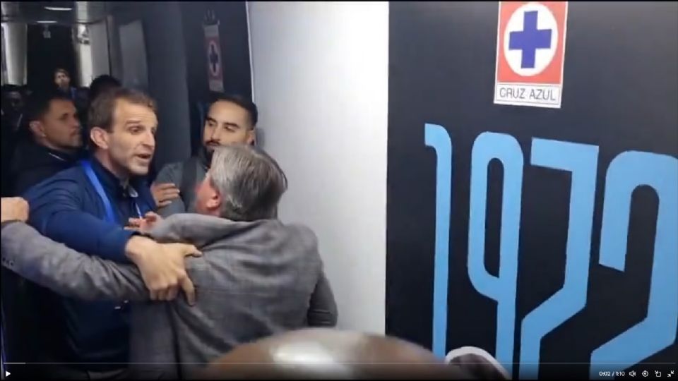 El director deportivo de Cruz Azul, Iván Alonso, y el técnico de Tijuana, Miguel Herrera, discutieron en el pasillo de vestidores del estadio Ciudad de los Deportes.