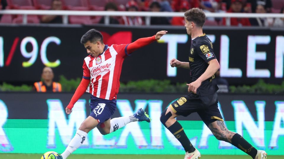 Las Chivas derrotaron al Toluca por un marcador de 3-2 en la cancha del Estadio Akron.