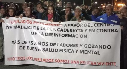 Jubilados petroleros se manifiestan a favor de la refinería de Pemex en Cadereyta