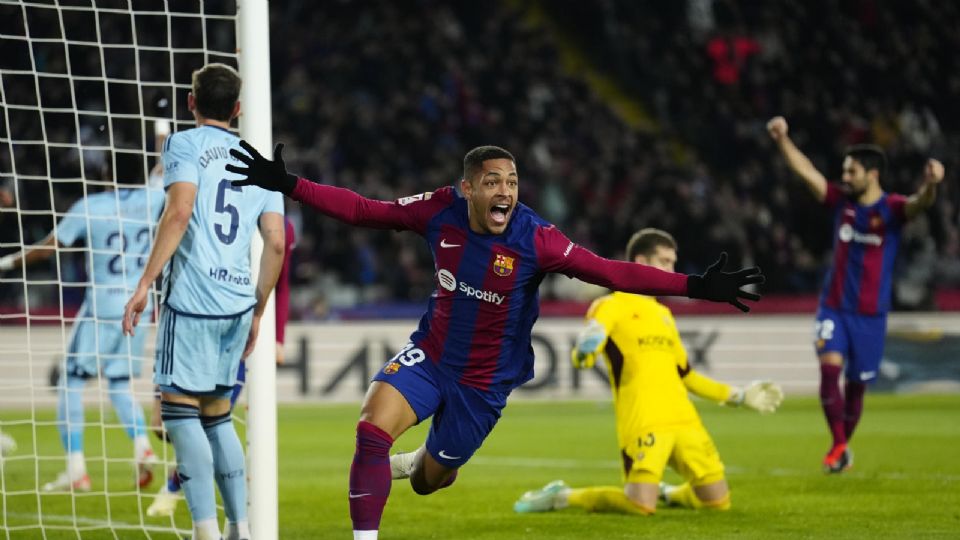 Vitor Roque celebra su gol durante el partido de la jornada 20 de LaLiga entre FC Barcelona y CA Osasuna