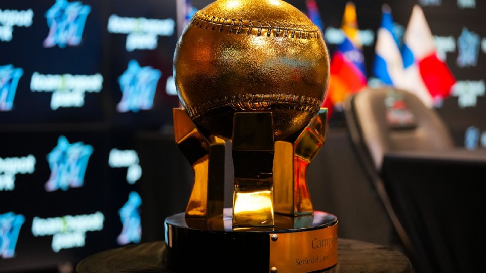 El trofeo de la Serie del Caribe. El torneo en su edición 2024 inicia este 1 de febrero y finalizará el 9 del mismo mes