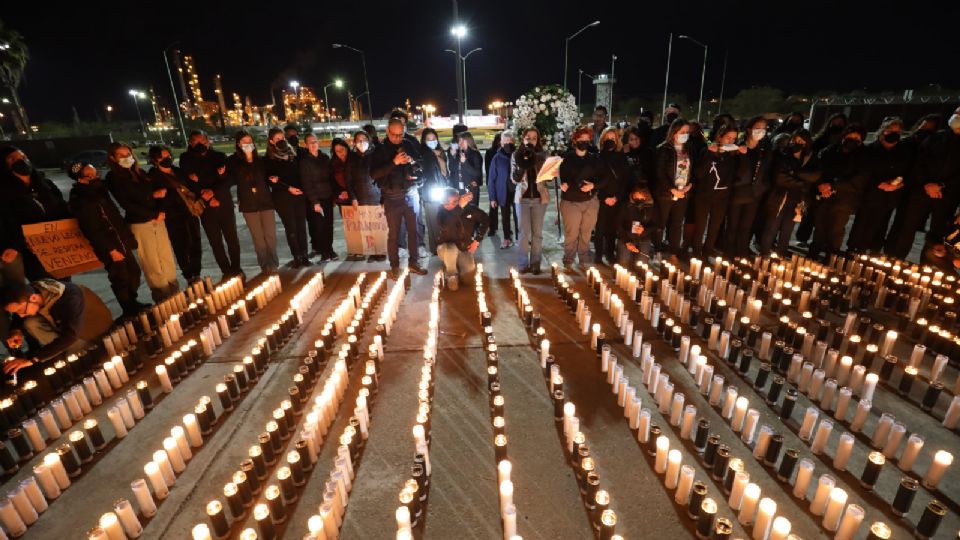 Manifestantes encienden velas en memoria de las víctimas de la contaminación.