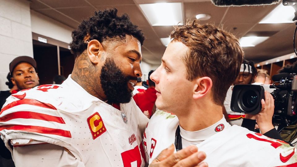 Brock Purdy celebra con sus compañeros, en el vestidor de los 49ers, el triunfo ante Washington Commanders