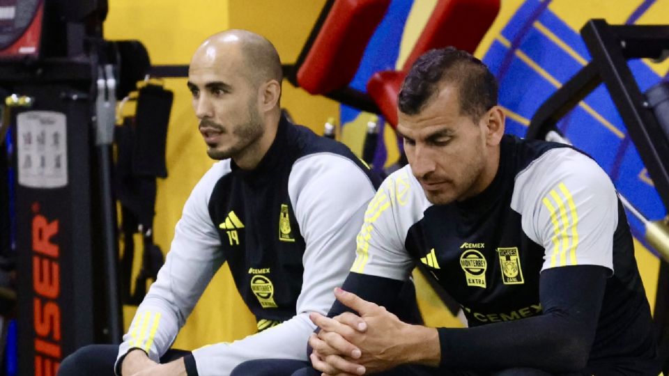 Nahuel Guzmán junto a Guido Pizarro dialogando en el gimnasio del Estadio Universitario