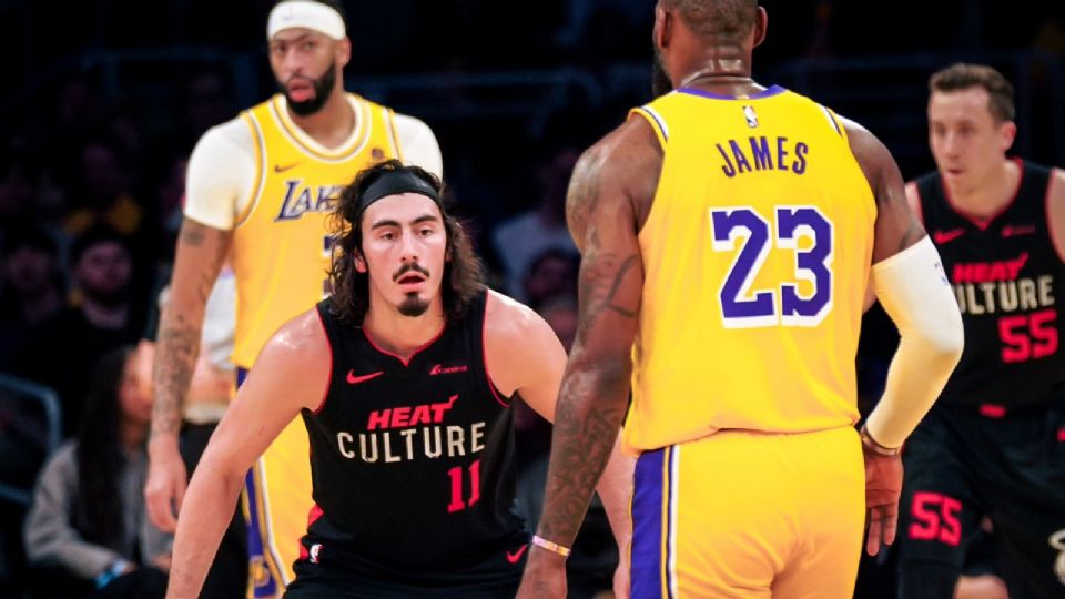 Jaime Jáquez Jr. enfrentando a LeBron James en el duelo entre Lakers y el Heat