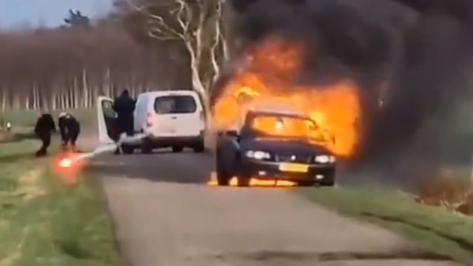 Incendio de auto tras error con cigarro en Países Bajos