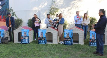 Víctor Fuentes entrega casas de resguardo y comida a perros rescatados en NL