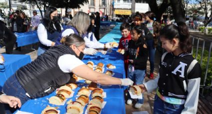 Festejan en Cadereyta el Día de Reyes con rosca de 200 metros