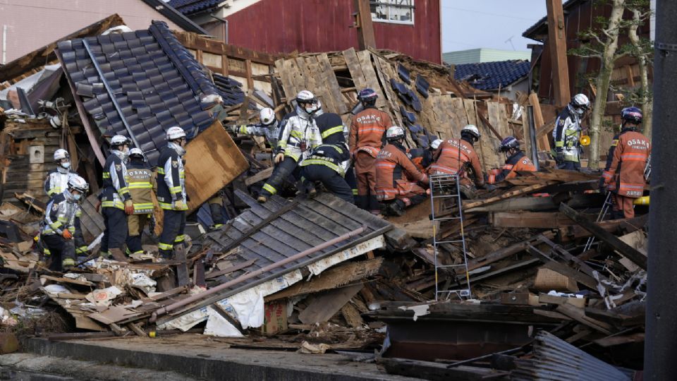 Los trabajadores de rescate llevan a cabo una operación en una casa derrumbada tras un terremoto en Wajima, Prefectura de Ishikawa, Japón,