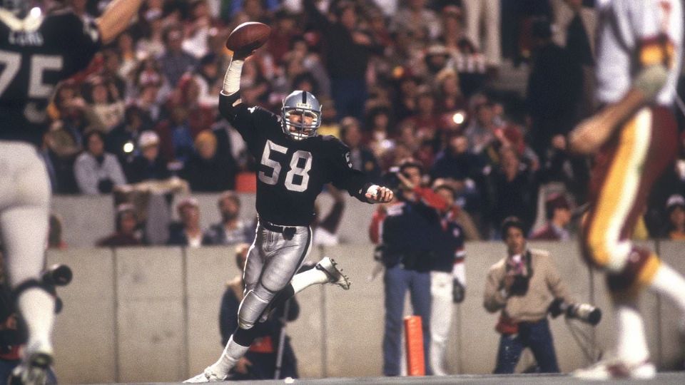 Jack Squirek campeón con los Raiders en el Super Bowl XVIII.