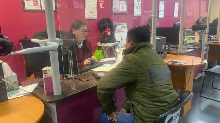 Jóvenes y adultos acuden para tramitar y renovar credencial del INE