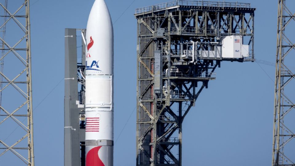 El cohete Vulcan Centaur de United Launch Alliance, parte de la Misión Peregrine One de Astrobotic, está siendo transportado desde el Edificio de Integración Vertical de la NASA hasta el Complejo de Lanzamiento Espacial 41 en el Centro Espacial Kennedy en Merritt Island, Florida.