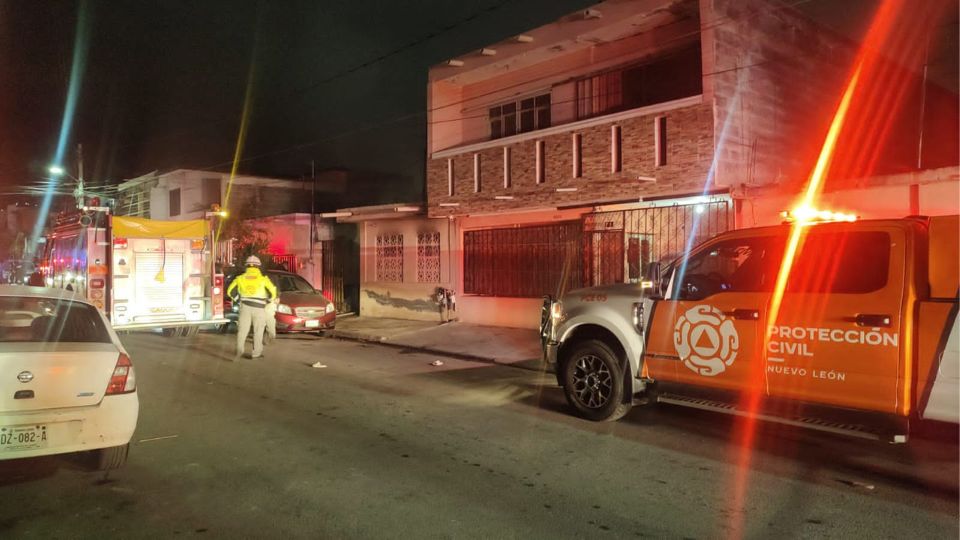 Al lugar llegaron elementos de Protección Civil de Nuevo León para sofocar el incendio en esta casa.