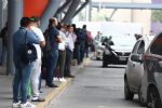 Viajeros del Aeropuerto de Monterrey sufren por fallas en taxis