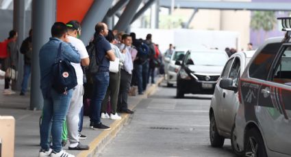 Viajeros del Aeropuerto de Monterrey sufren por fallas en taxis