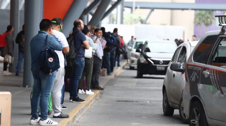 Viajeros del Aeropuerto de Monterrey sufren por fallas en taxis