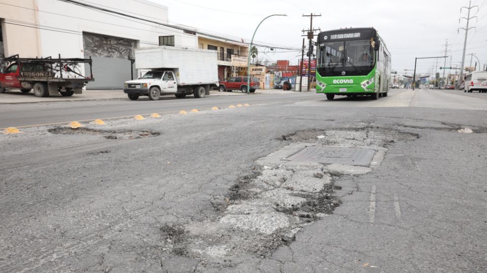 Daños en carpeta asfáltica sobre avenida Ruiz Cortines