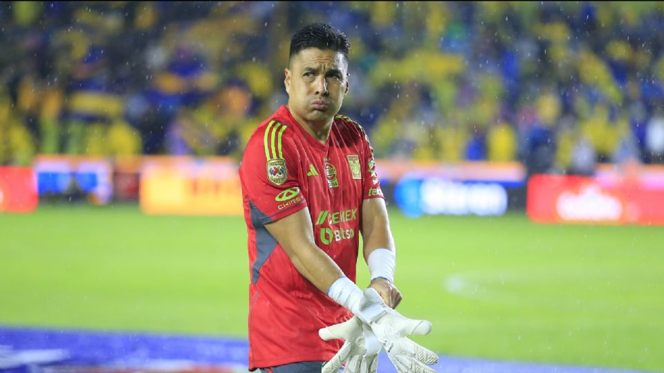 Carlos Felipe Rodríguez disputando un juego con los Tigres.