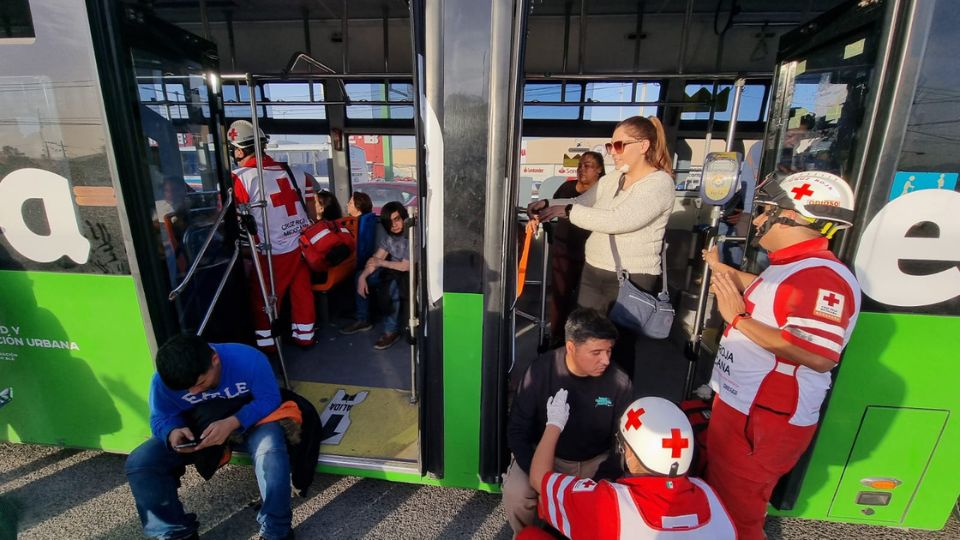 Paramédicos de la Cruz Roja de Monterrey atendiendo a personas lesionadas.