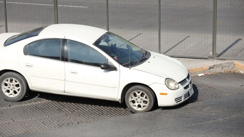 Auto cae en alcantarilla hundida en Monterrey.