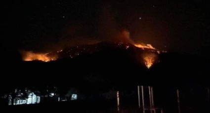 Vientos tumban torre de CFE y surge incendio forestal en Iturbide