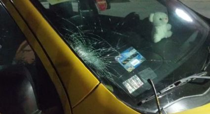 Atropella taxi a joven; llevaba sus audífonos puestos y no vio al auto en Torreón