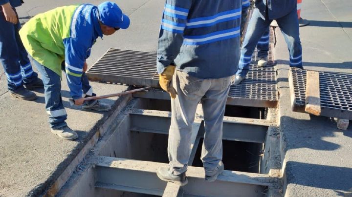 Reparan alcantarilla hundida en la avenida Nogalar en Monterrey