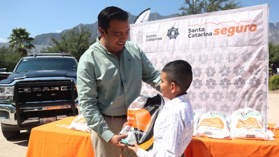 Entrega de útiles escolares en Santa Catarina