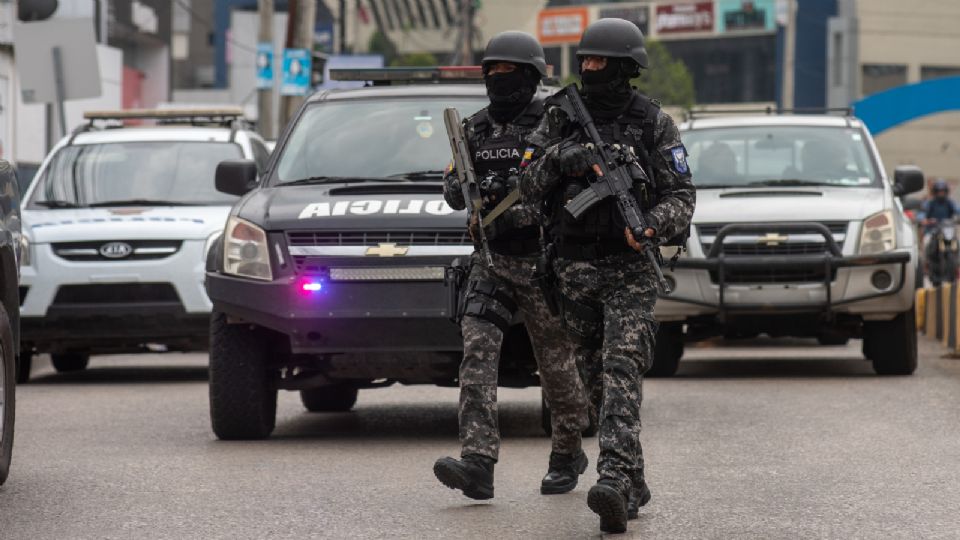 Policías de Ecuador realizando operativo.