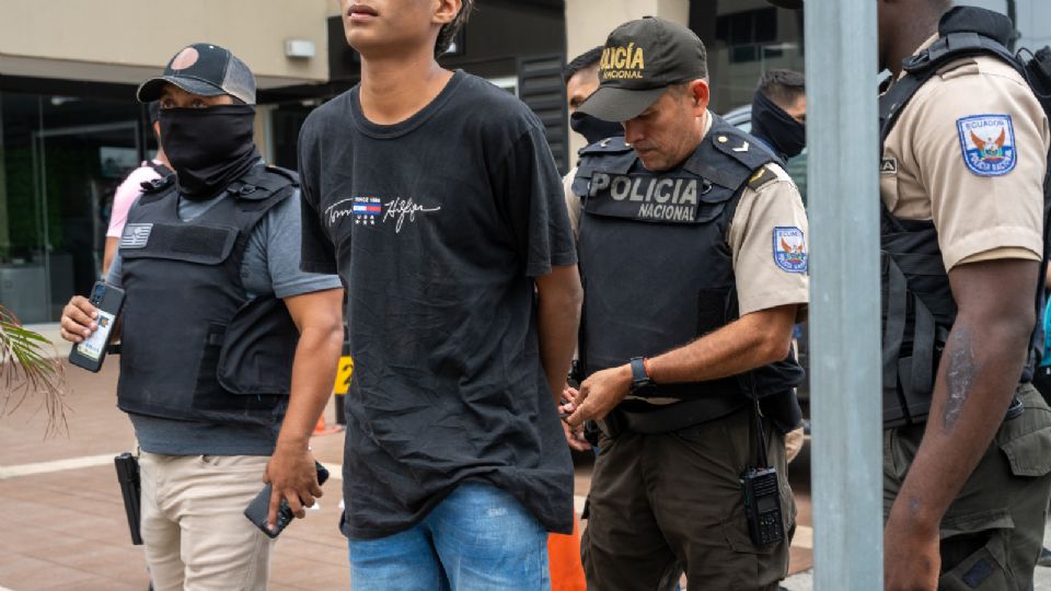 Policías deteniendo a los presuntos criminales en Ecuador.