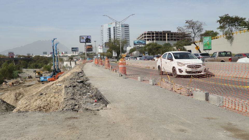 Obra en construcción de avenida Bonifacio Salinas en Monterrey.