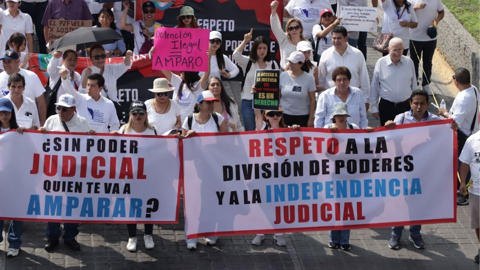 Trabajadores del Poder Judicial marchando en Monterrey