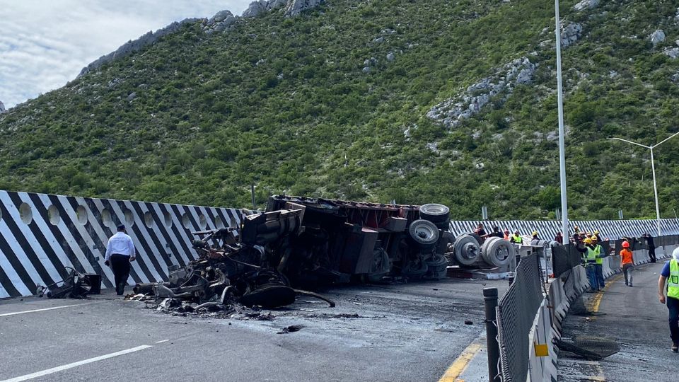 Tráiler accidentado en la autopista Saltillo-Monterrey