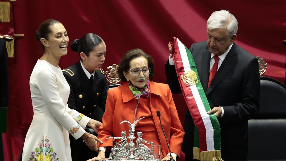 Ifigenia Martínez (centro) junto a Claudia Sheinbaum y Andrés Manuel López Obrador | EFE/José Méndez