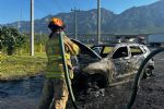 Incendio consume vehículo en Santa Catarina; no se reportan heridos