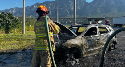 Incendio consume vehículo en Santa Catarina; no se reportan heridos