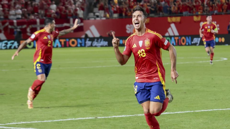 Un gol de Zubimendi en el tramo final del partido le da la victoria a España ante Dinamarca y el liderato del grupo.