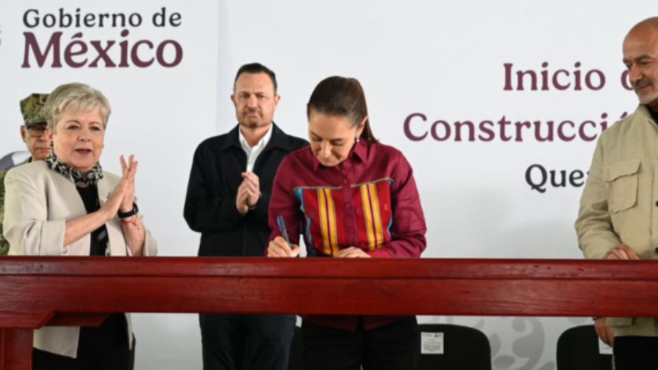 Claudia Sheinbaum en la firma de la construcción de tren de pasajeros México-Querétaro.