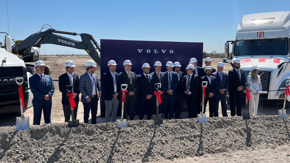 Autoridades en el terreno donde se construirá la planta de Volvo