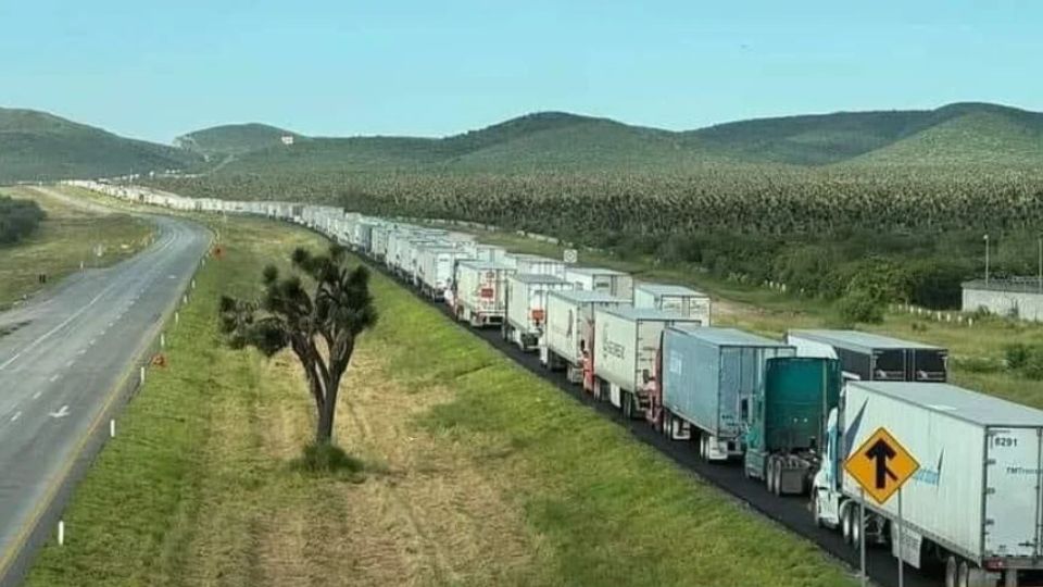 Filas en la Carretera Nuevo Laredo-Monterrey