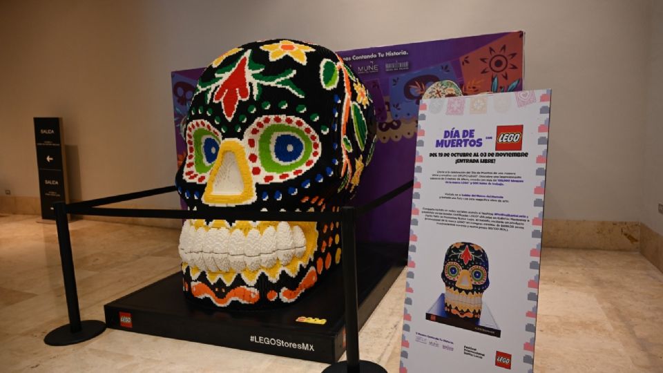 Calavera multicolor exhibida en el Museo del Noreste.