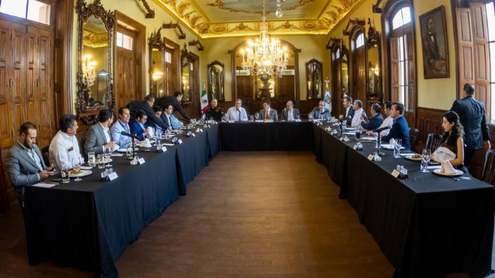 Samuel García y alcaldes debaten temas de interés en Palacio de Gobierno