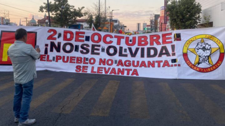 Marchan en Monterrey para conmemorar la masacre estudiantil de Tlatelolco