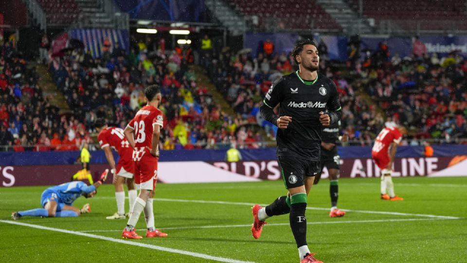 El delantero argentino del Feyenoord ,Julián Carranza, celebra el tercer gol del equipo durante el partido de Liga de Campeones entre el Girona y el Feyenoord