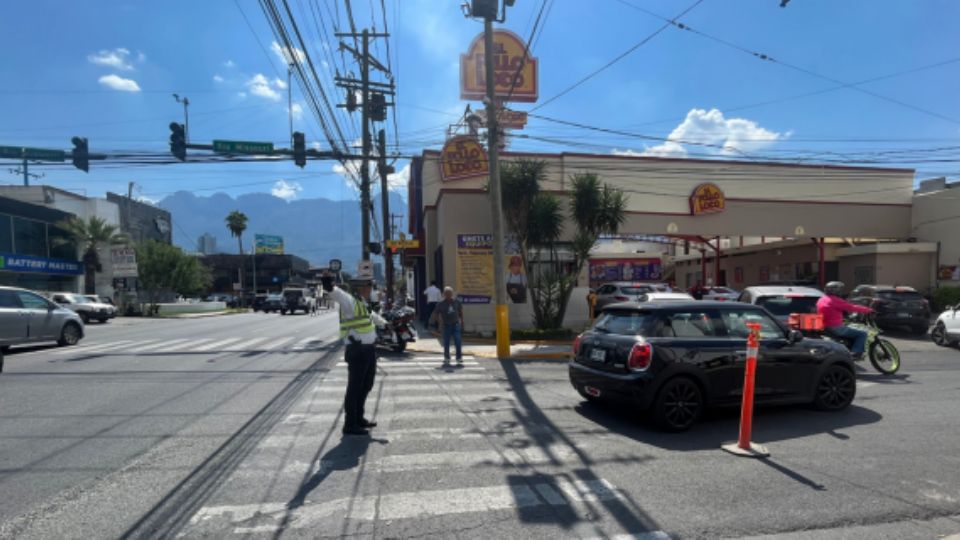 Operativo vial sobre la avenida Gómez Morin y Río Missouri, en San Pedro.