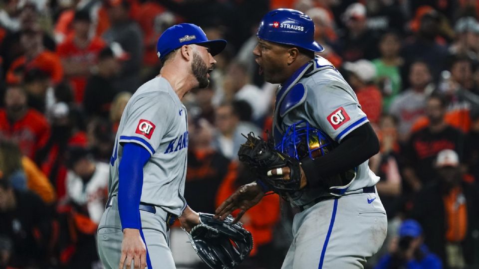 Lucas Erceg celebra junto a Salvador Pérez el triunfo de Kansas City frente a Baltimore