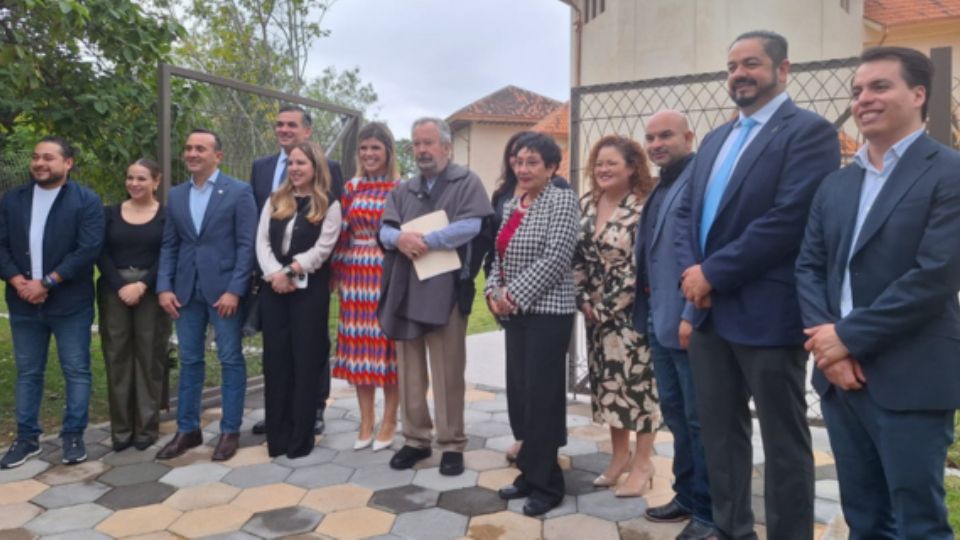 Mauricio Fernández acompañado de diputados locales.