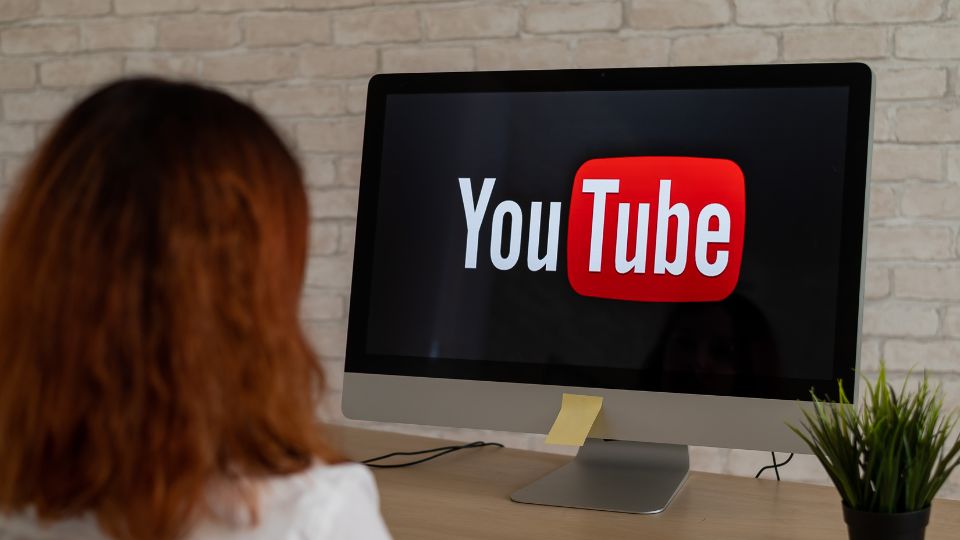 YouTube Premium es investigado por presuntos anuncios en el feed de usuarios