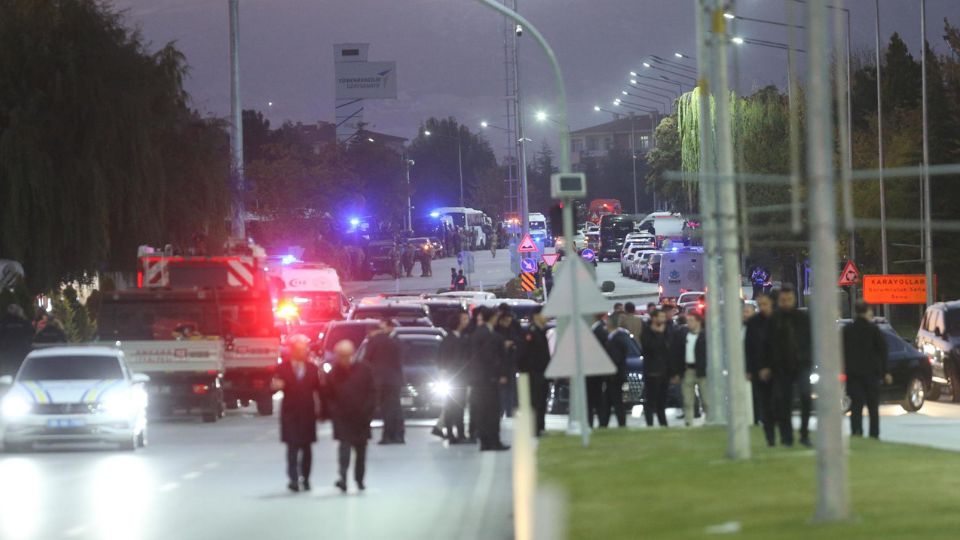 Ambulancias llegan a la sede del Centro Turco de Aviación y Aeroespacial (Tusas) | EFE/EPA/NECATI SAVAS